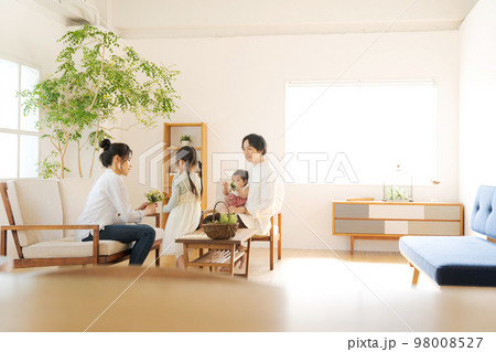 自宅でくつろぐファミリー 98008527