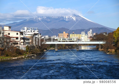 岩手山とJR山田線北上川橋梁を渡るキハ100系気動車 98008556
