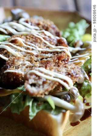 メンチカツと野菜のオープンサンド のっけパン メンチカツと野菜のオープンサンド のっけパン 98008646