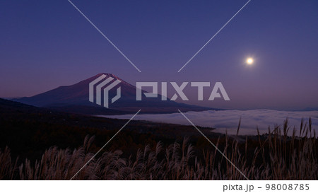 満月と富士山・山中湖パノラマ台からの絶景 98008785