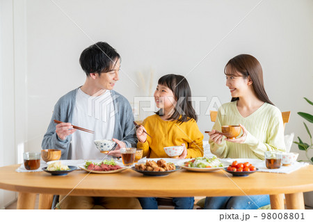 食事する若い家族 98008801