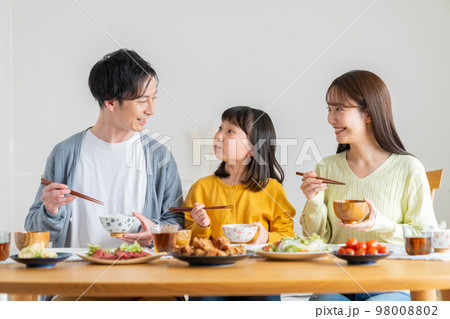 食事する若い家族 98008802