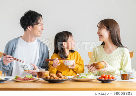 食事する若い家族 食事する若い家族 98008805