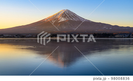 早朝の逆さ富士・河口湖畔からの絶景 早朝の逆さ富士・河口湖畔からの絶景 98008836