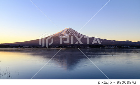 早朝の逆さ富士・河口湖畔からの絶景 早朝の逆さ富士・河口湖畔からの絶景 98008842