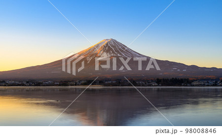 早朝の逆さ富士・河口湖畔からの絶景 早朝の逆さ富士・河口湖畔からの絶景 98008846