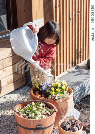 園芸 水やりをする子ども 98008869