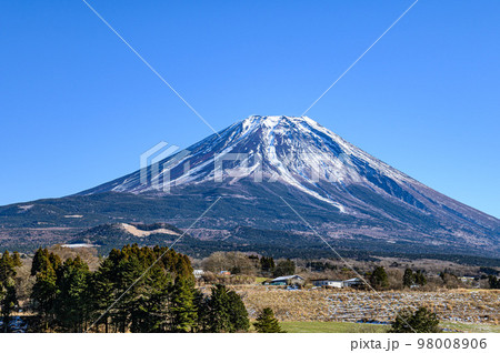 富士ヶ嶺の田園風景と富士山の絶景 98008906