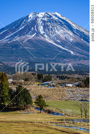 富士ヶ嶺の田園風景と富士山の絶景 98008915