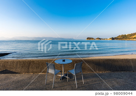 香川県の直島の椅子とテーブルと海 98009044