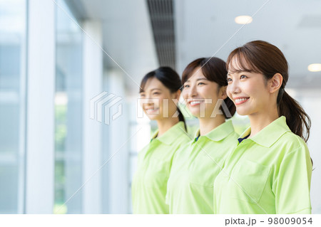 若い介護スタッフ 若い介護スタッフ 98009054