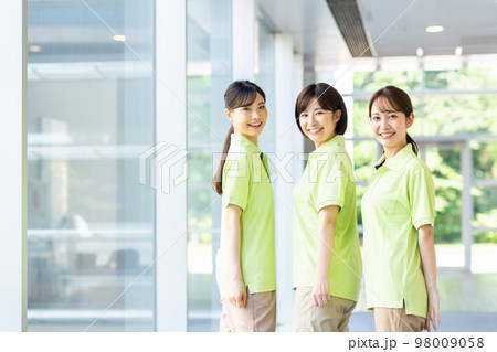 若い介護スタッフ 98009058