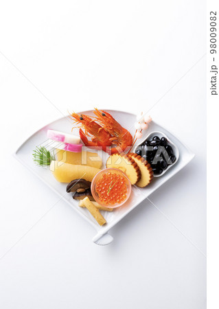 扇型の皿に盛ったおせち料理 98009082