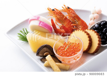 扇型の皿に盛ったおせち料理 98009083