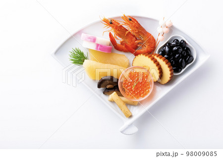 扇型の皿に盛ったおせち料理 98009085