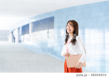 エンジニアの若い女性 エンジニアの若い女性 98009859