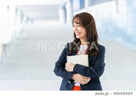 オフィスのキャリアウーマン 98009884