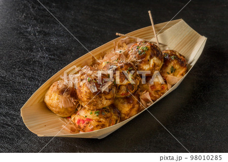 たこやき　Takoyaki, a specialty of Osaka, Japan 98010285