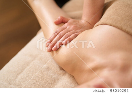 エステサロンで腕のマッサージを受ける女性 98010292