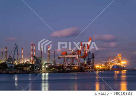 夕景の鹿島港 製鉄所の夕景 夕景の鹿島港 製鉄所の夕景 98010338