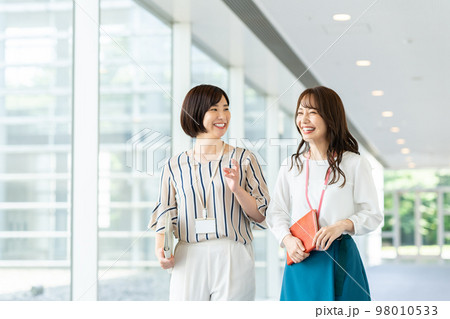 オフィスの若い女性 98010533