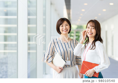 オフィスの若い女性 98010540