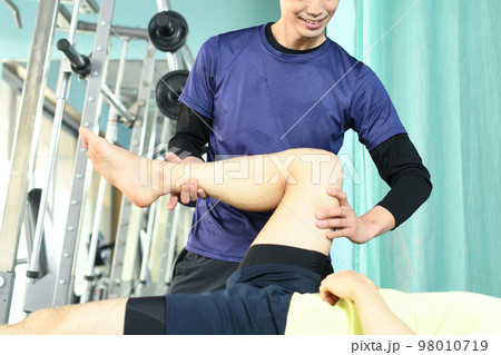 スポーツ整体のマッサージをする男性整体師 98010719