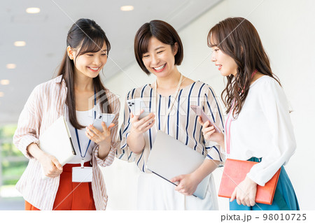 オフィスで働く若い女性のスタッフ オフィスで働く若い女性のスタッフ 98010725