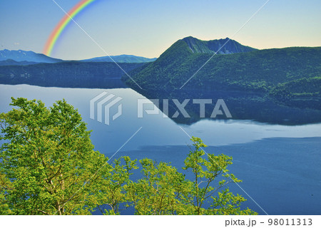 道東地方の美しい湖：摩周湖にかかる虹 98011313