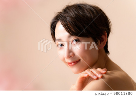 春に使いやすいそうな春色の美容イメージ 前ボケあり 春に使いやすいそうな春色の美容イメージ 前ボケあり 98011380