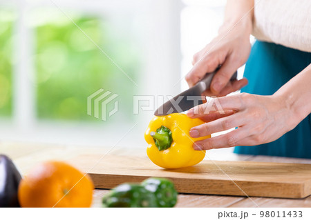 キッチンで料理をする女性の手元 キッチンで料理をする女性の手元 98011433