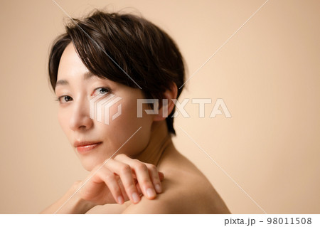 メインビジュアルにも！ブロンズの春夏に使いやすいそうな美容イメージ 98011508