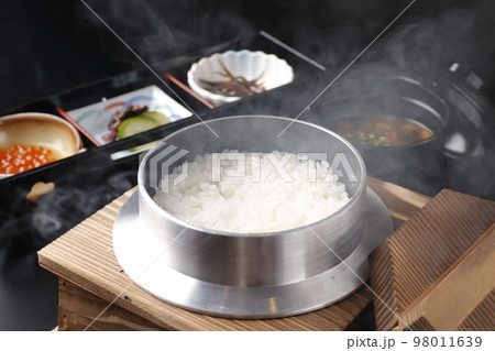 釜で炊いた白米御飯 98011639