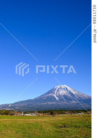 朝霧高原と富士山の絶景・冬景色 朝霧高原と富士山の絶景・冬景色 98011730
