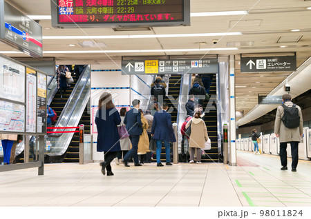 【神奈川県】2月・横浜駅の通勤風景 98011824