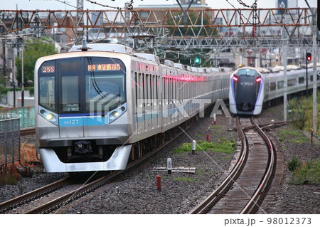 東京メトロ東西線N05系と中央線特急E353系あずさ 98012373