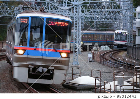 通勤電車 都営地下鉄三田線と東急東横線 98012443