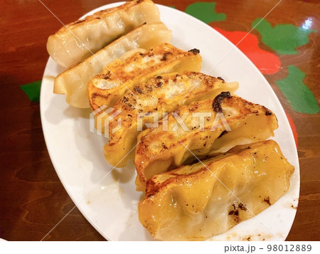 中華料理屋の焼き餃子 中華料理屋の焼き餃子 98012889