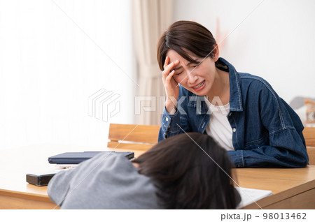 子どもの勉強が上手くいかない親子のイメージ 子どもの勉強が上手くいかない親子のイメージ 98013462