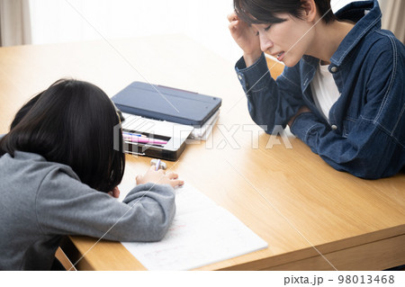 子どもの勉強が上手くいかない親子のイメージ 98013468