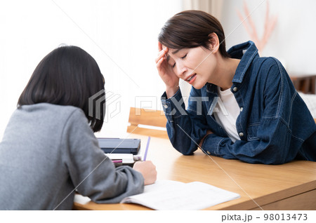 子どもの勉強が上手くいかない親子のイメージ 98013473