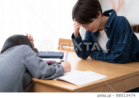 子どもの勉強が上手くいかない親子のイメージ 子どもの勉強が上手くいかない親子のイメージ 98013474