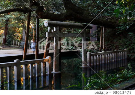 ロマンチック茨城（神々に出会う前に、この地で身を清める。御手洗「みたらし」の池。）鹿嶋市、鹿島神宮 98013475
