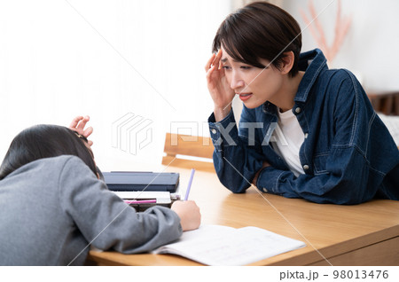 子どもの勉強が上手くいかない親子のイメージ 98013476