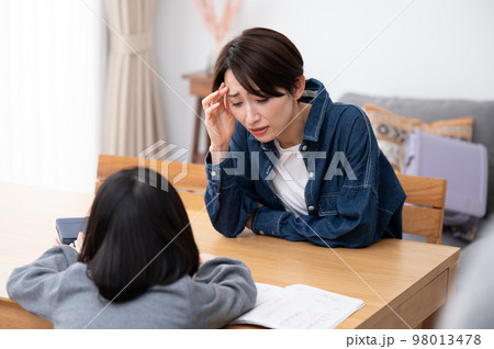 子どもの勉強が上手くいかない親子のイメージ 98013478