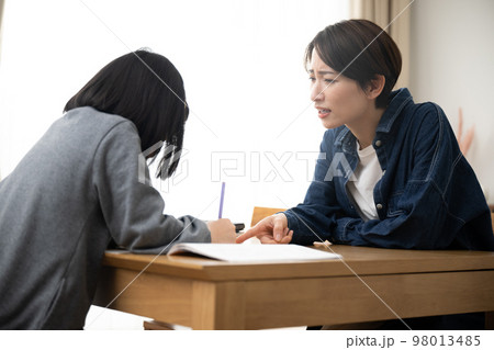 子どもの勉強が上手くいかない親子のイメージ 子どもの勉強が上手くいかない親子のイメージ 98013485