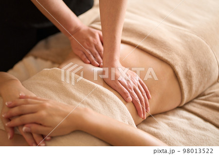 エステサロンでお腹のマッサージを受ける女性 98013522