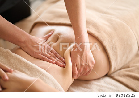 エステサロンでお腹のマッサージを受ける女性 98013525