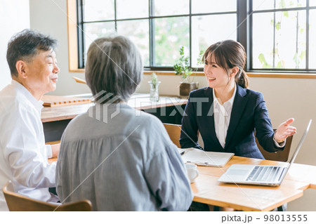 高齢者と話す社会福祉士・ソーシャルワーカー・ケアマネジャー・ケースワーカーのアジア人女性 高齢者と話す社会福祉士・ソーシャルワーカー・ケアマネジャー・ケースワーカーのアジア人女性 98013555
