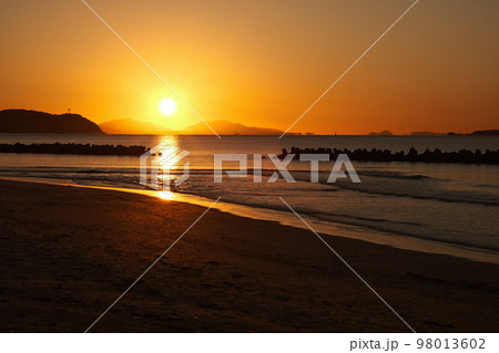 海岸の夕焼け 98013602